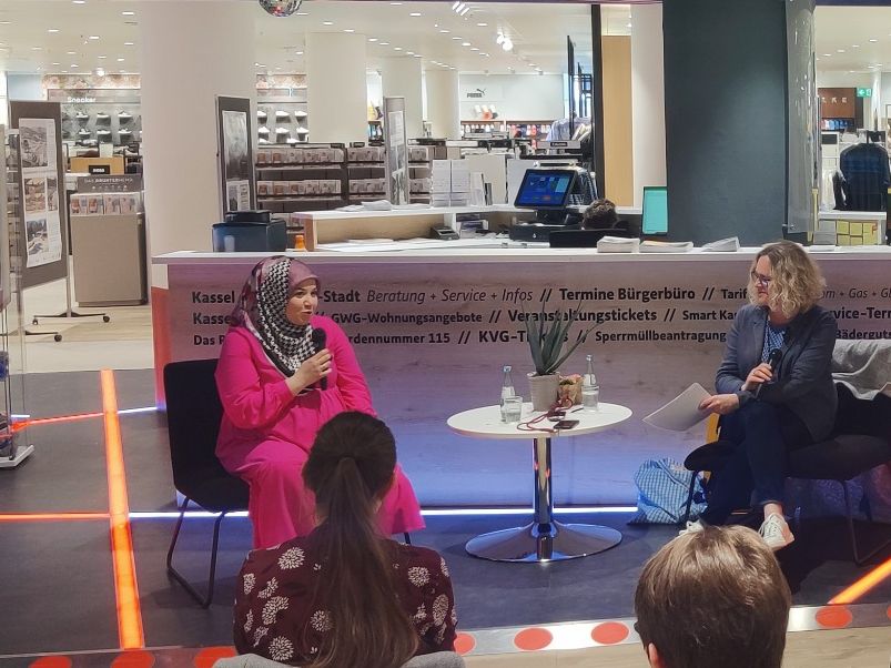 Hacer Toprakoglu beim 12. Feierabendgespräch der Citypastoral Kassel. 