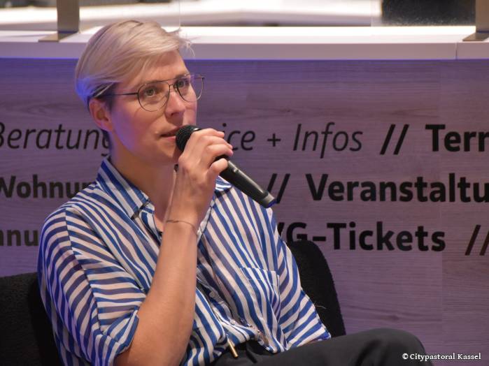 Svenja Schröder beim Feierabendgespräch der Citypastoral Kassel